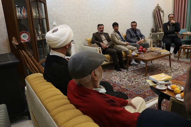 حضور نماینده ولی‌فقیه در استان و مدیرکل کتابخانه‌های عمومی در منزل نویسنده پیشکسوت سمنانی