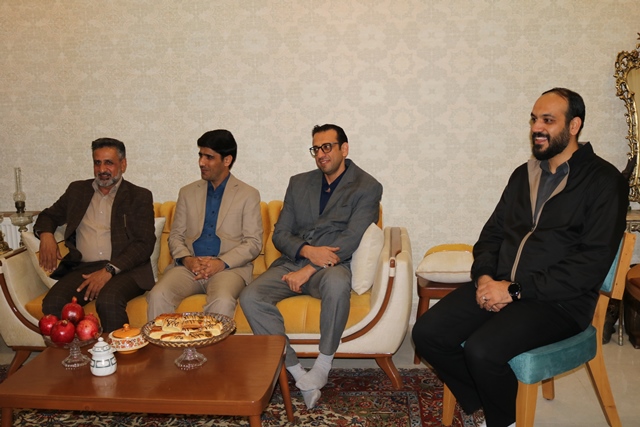 حضور نماینده ولی‌فقیه در استان و مدیرکل کتابخانه‌های عمومی در منزل نویسنده پیشکسوت سمنانی