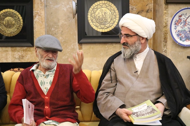 حضور نماینده ولی‌فقیه در استان و مدیرکل کتابخانه‌های عمومی در منزل نویسنده پیشکسوت سمنانی