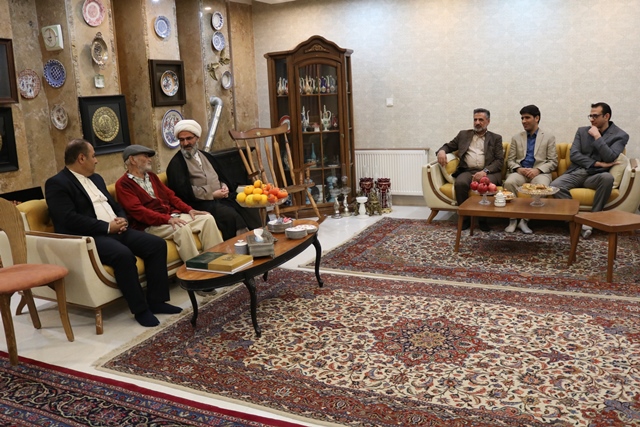 حضور نماینده ولی‌فقیه در استان و مدیرکل کتابخانه‌های عمومی در منزل نویسنده پیشکسوت سمنانی