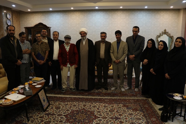 حضور نماینده ولی‌فقیه در استان و مدیرکل کتابخانه‌های عمومی در منزل نویسنده پیشکسوت سمنانی