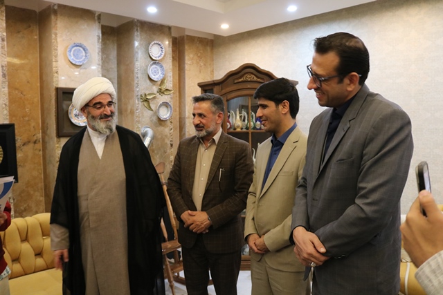 حضور نماینده ولی‌فقیه در استان و مدیرکل کتابخانه‌های عمومی در منزل نویسنده پیشکسوت سمنانی