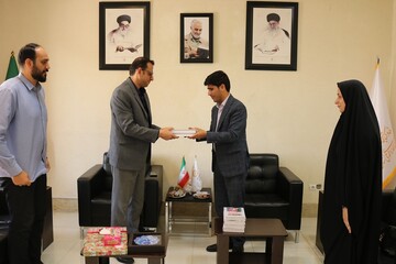 اهدای بیش از ۱۰۰ عنوان کتاب به کتابخانه مرکزی سمنان