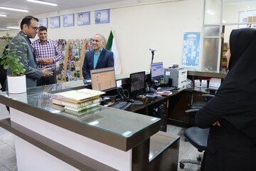 بازدید مدیرکل دفتر امور سیاسی و انتخابات استانداری از کتابخانه امام خمینی(ره) سمنان