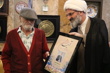 حضور نماینده ولی‌فقیه در استان و مدیرکل کتابخانه‌های عمومی در منزل نویسنده پیشکسوت سمنانی