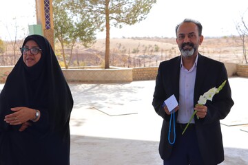 تجدید میثاق مدیرکل و جمعی از کارکنان کتابخانه‌های عمومی استان یزد با شهدا