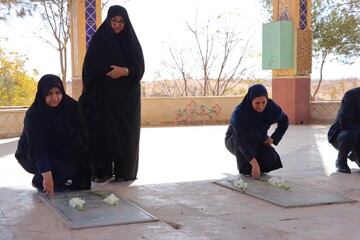 تجدید میثاق مدیرکل و جمعی از کارکنان کتابخانه‌های عمومی استان یزد با شهدا