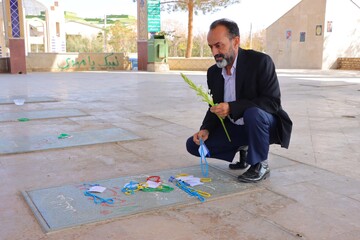 تجدید میثاق مدیرکل و جمعی از کارکنان کتابخانه‌های عمومی استان یزد با شهدا