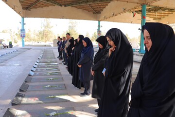 تجدید میثاق مدیرکل و جمعی از کارکنان کتابخانه‌های عمومی استان یزد با شهدا