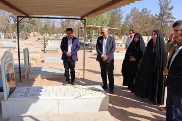 تجدید میثاق مدیرکل و جمعی از کارکنان کتابخانه‌های عمومی استان یزد با شهدا