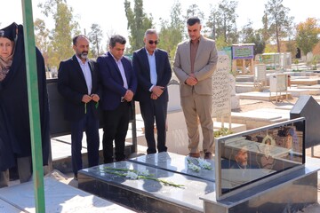 تجدید میثاق مدیرکل و جمعی از کارکنان کتابخانه‌های عمومی استان یزد با شهدا