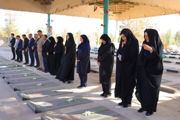 تجدید میثاق مدیرکل و جمعی از کارکنان کتابخانه‌های عمومی استان یزد با شهدا