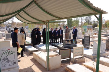 تجدید میثاق مدیرکل و جمعی از کارکنان کتابخانه‌های عمومی استان یزد با شهدا