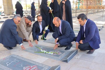 تجدید میثاق مدیرکل و جمعی از کارکنان کتابخانه‌های عمومی استان یزد با شهدا