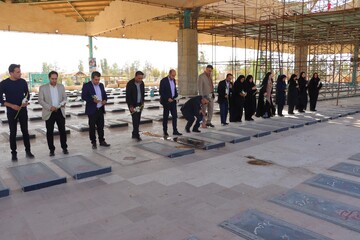 تجدید میثاق مدیرکل و جمعی از کارکنان کتابخانه‌های عمومی استان یزد با شهدا