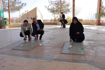 تجدید میثاق مدیرکل و جمعی از کارکنان کتابخانه‌های عمومی استان یزد با شهدا