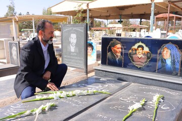 تجدید میثاق مدیرکل و جمعی از کارکنان کتابخانه‌های عمومی استان یزد با شهدا