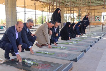 تجدید میثاق مدیرکل و جمعی از کارکنان کتابخانه‌های عمومی استان یزد با شهدا