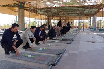 تجدید میثاق مدیرکل و جمعی از کارکنان کتابخانه‌های عمومی استان یزد با شهدا