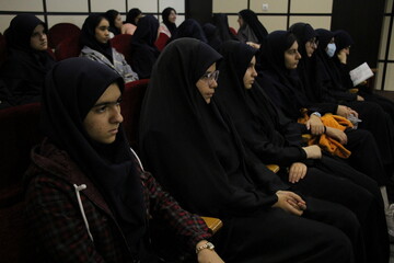 آیین رونمایی از کتاب «تیترها از تانک‌ها نمی‌ترسند» در اراک