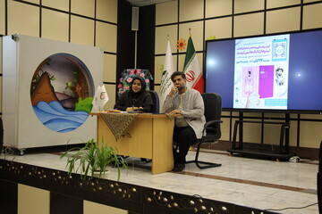 آیین رونمایی از کتاب «تیترها از تانک‌ها نمی‌ترسند» در اراک