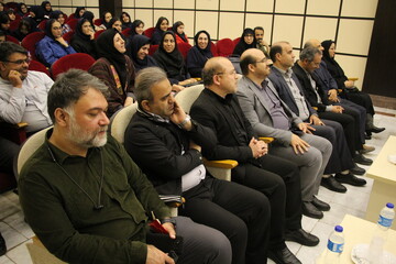 آیین رونمایی از کتاب «تیترها از تانک‌ها نمی‌ترسند» در اراک