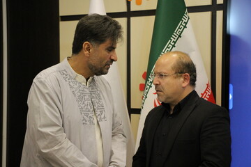 آیین رونمایی از کتاب «تیترها از تانک‌ها نمی‌ترسند» در اراک