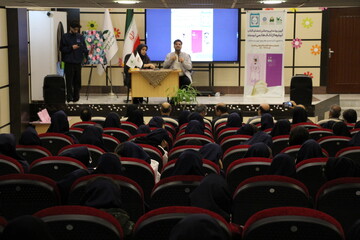 آیین رونمایی از کتاب «تیترها از تانک‌ها نمی‌ترسند» در اراک