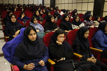 آیین رونمایی از کتاب «تیترها از تانک‌ها نمی‌ترسند» در اراک