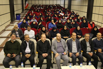 آیین رونمایی از کتاب «تیترها از تانک‌ها نمی‌ترسند» در اراک