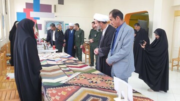 نمایشگاه کارآفرینی و صنایع دستی با عنوان «از کتاب تا کار و خلاقیت» برگزار شد