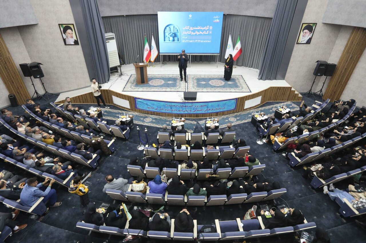 تجلیل از کتابداران، کتابخوانان، پیشکسوتان و حامیان کتاب و کتابخوانی در آذربایجان‌ شرقی