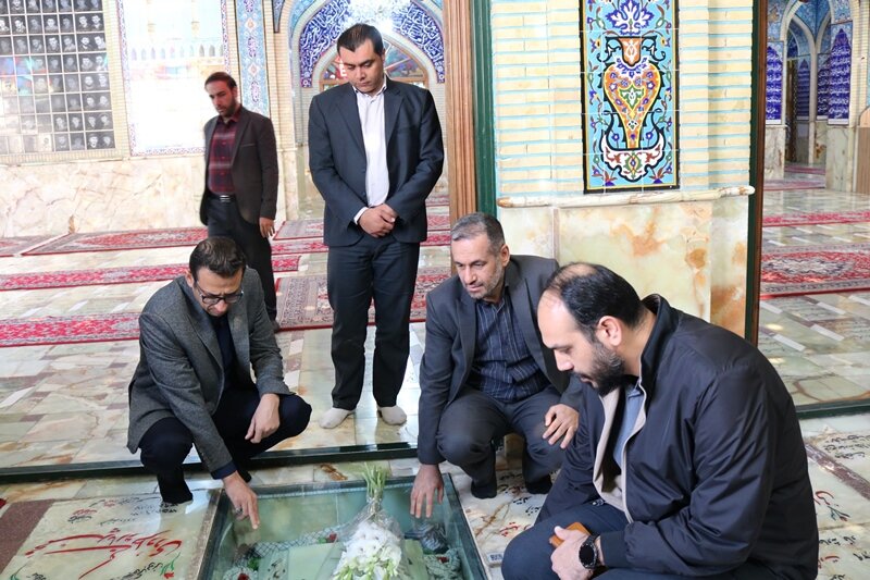 تجدید میثاق کارکنان اداره‌کل کتابخانه‌های عمومی استان سمنان با شهدا