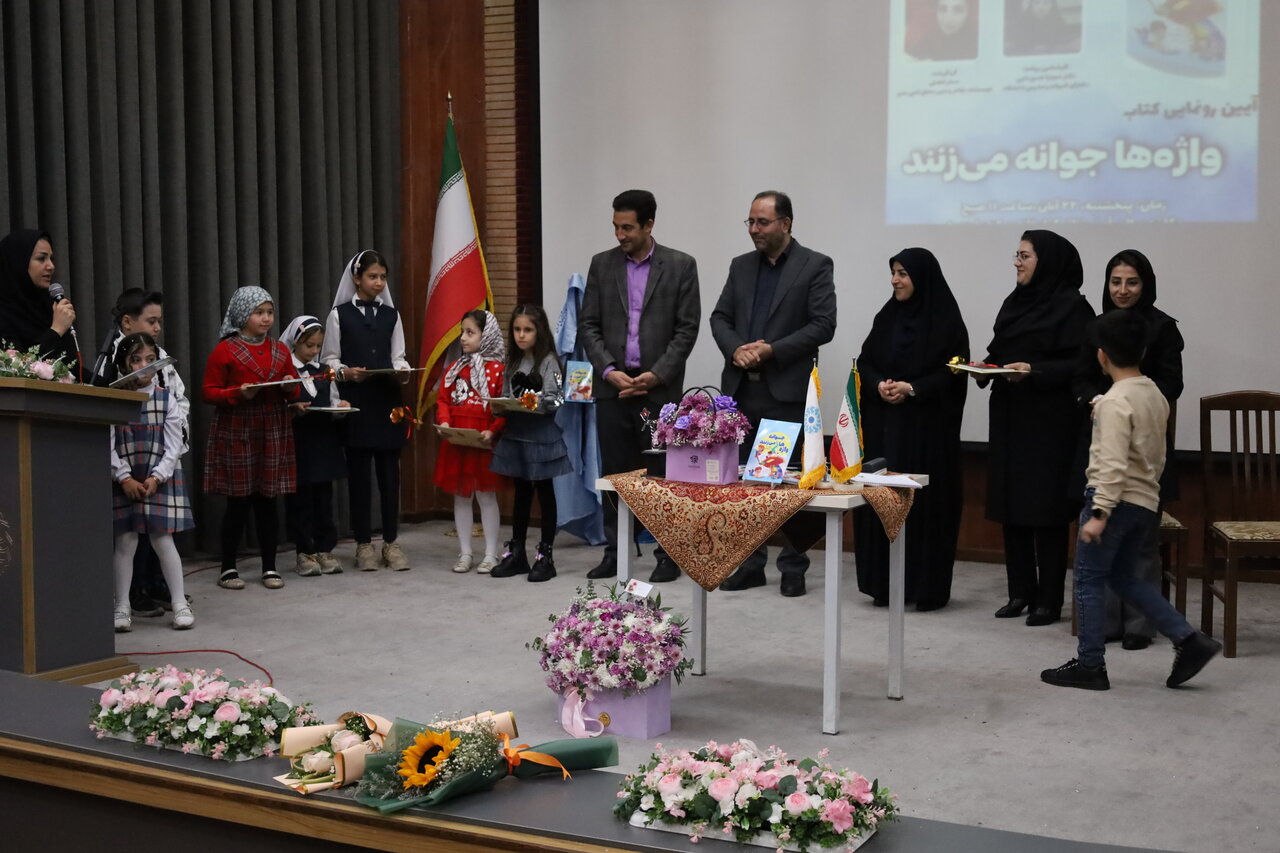 رونمایی از اولین کتاب اعضای محفل ادبی «دنیز» در کتابخانه مرکزی ارومیه