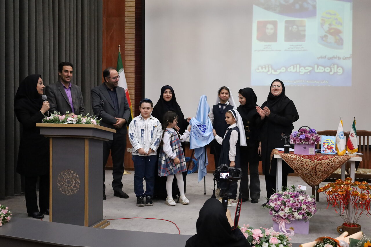 رونمایی از اولین کتاب اعضای محفل ادبی «دنیز» در کتابخانه مرکزی ارومیه