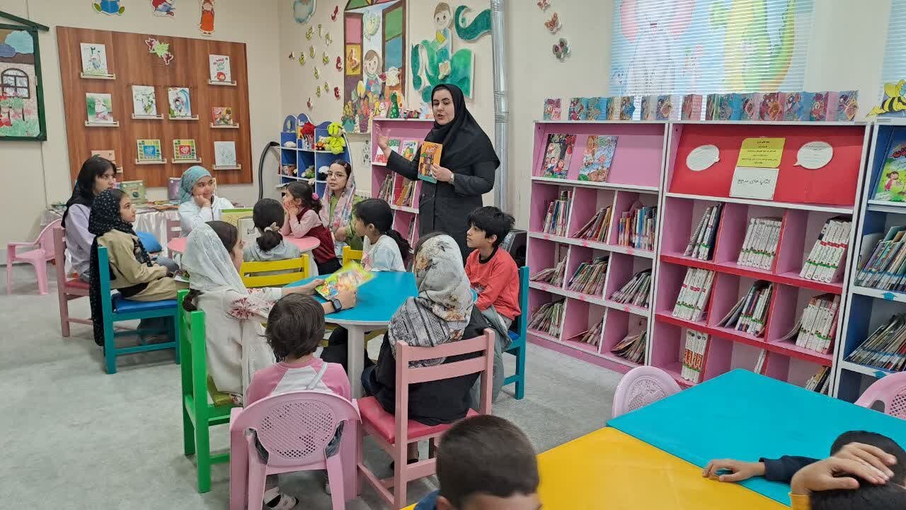استقبال شهروندان استان مرکزی از برنامههای هفته کتاب کتابخانههای عمومی