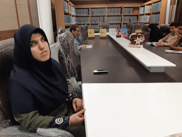 کتابداری که نابینا است، اما بینایی می‌بخشد