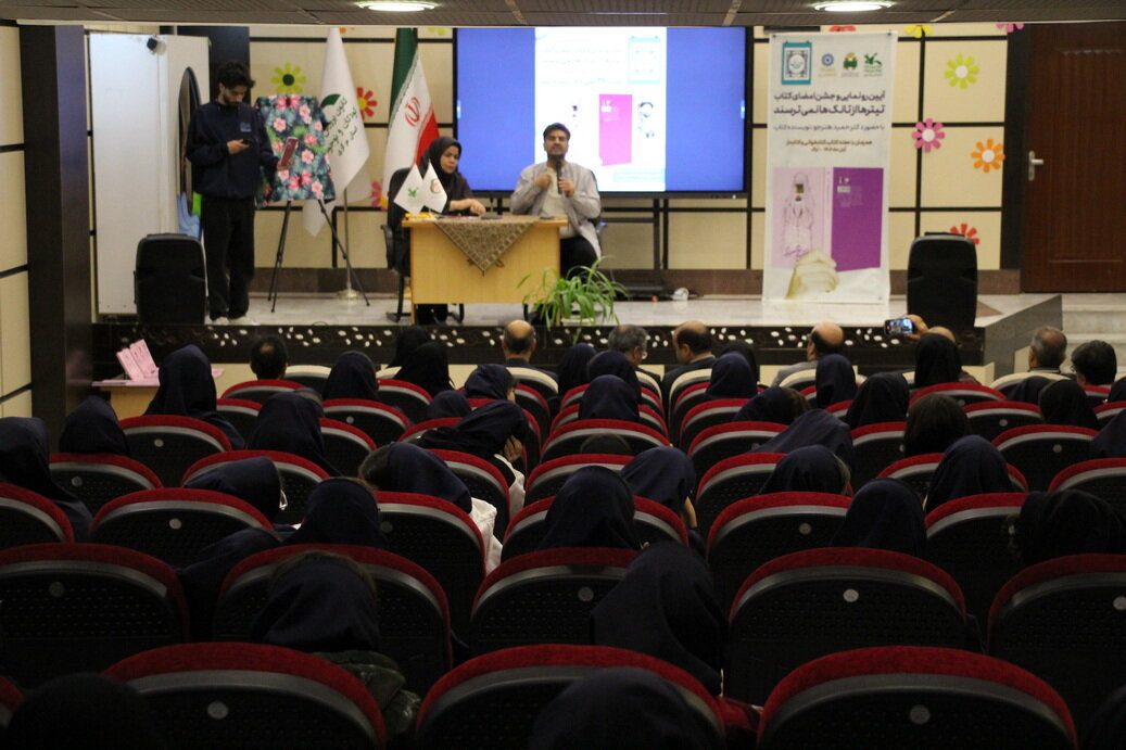 آیین رونمایی از کتاب «تیترها از تانکها نمیترسند» در اراک برگزار شد