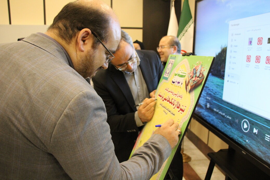 آیین رونمایی از کتاب «تیترها از تانکها نمیترسند» در اراک برگزار شد