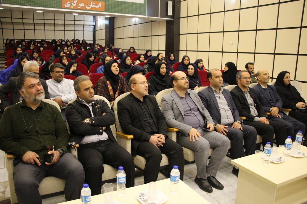 آیین رونمایی از کتاب «تیترها از تانک‌ها نمی‌ترسند» در اراک برگزار شد