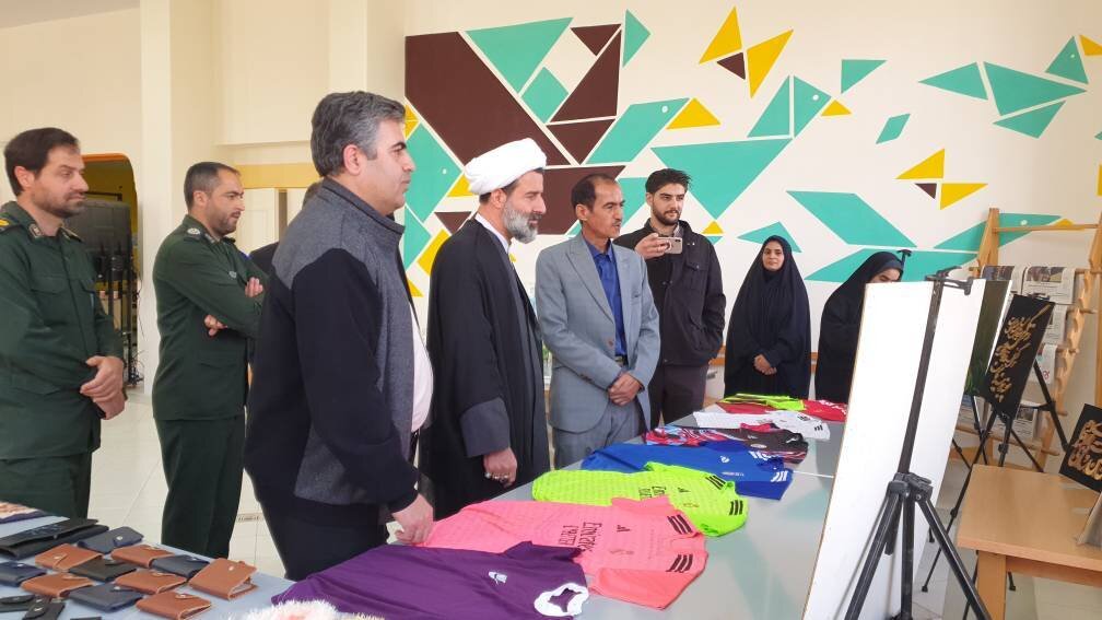 نمایشگاه کارآفرینی و صنایع دستی با عنوان «از کتاب تا کار و خلاقیت» برگزار شد