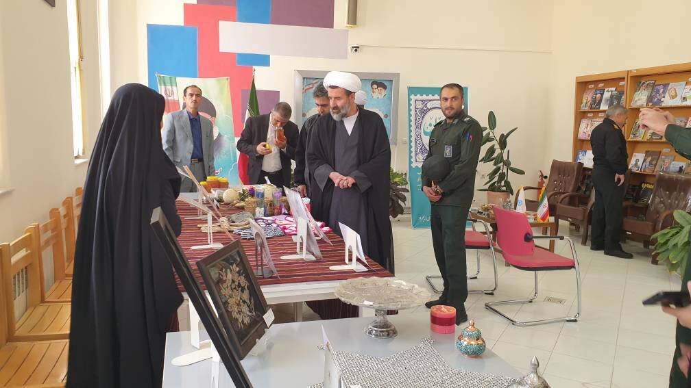 نمایشگاه کارآفرینی و صنایع دستی با عنوان «از کتاب تا کار و خلاقیت» برگزار شد