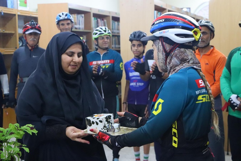 رکابزنی تا کتابخانهها؛ تجلیل دوچرخهسواران از تلاشهای کتابداران برازجانی