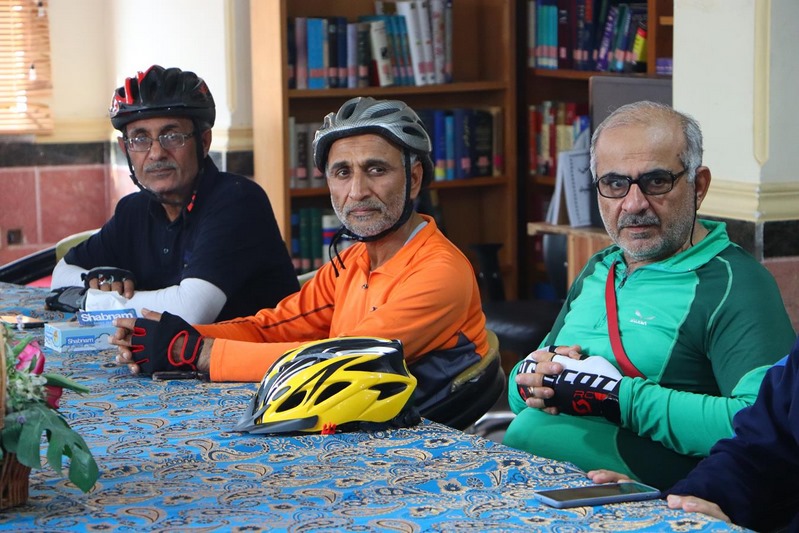 رکاب‌زنی تا کتابخانه‌ها؛ تجلیل دوچرخه‌سواران از تلاش‌های کتابداران برازجانی