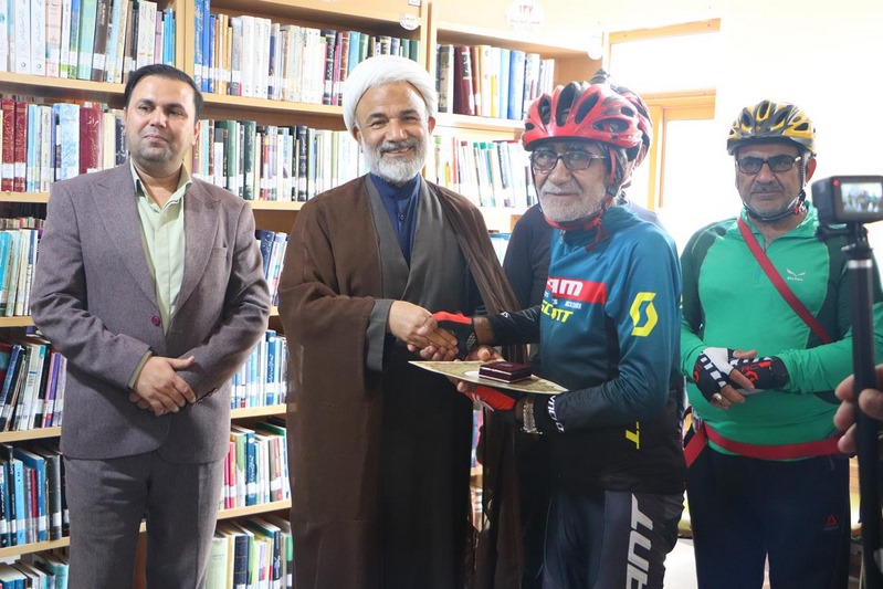 رکابزنی تا کتابخانهها؛ تجلیل دوچرخهسواران از تلاشهای کتابداران برازجانی