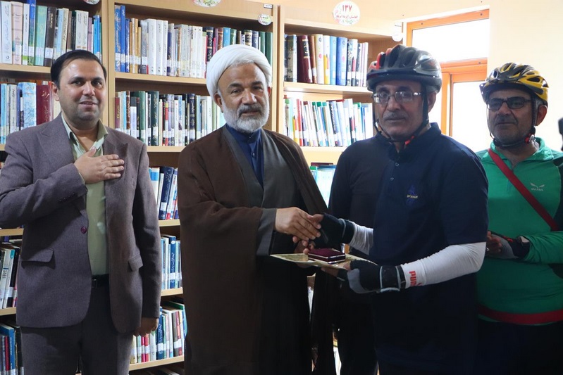 رکاب‌زنی تا کتابخانه‌ها؛ تجلیل دوچرخه‌سواران از تلاش‌های کتابداران برازجانی