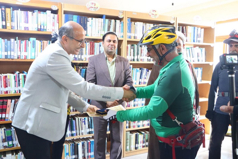 رکابزنی تا کتابخانهها؛ تجلیل دوچرخهسواران از تلاشهای کتابداران برازجانی