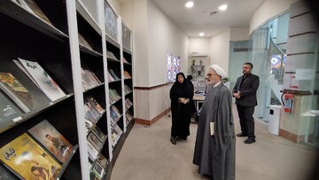 بازدید سرپرست مدیریت اسناد قم از کتابخانه مرکزی قم