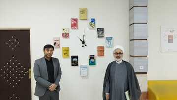 بازدید سرپرست مدیریت اسناد قم از کتابخانه مرکزی قم