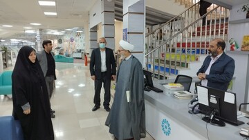 بازدید سرپرست مدیریت اسناد قم از کتابخانه مرکزی قم